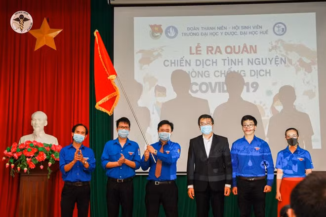 Lễ xuất quân tham gia tình nguyện phòng chống dịch Covid-19 của Trường ĐH Y Dược Huế. Ảnh: Y.D