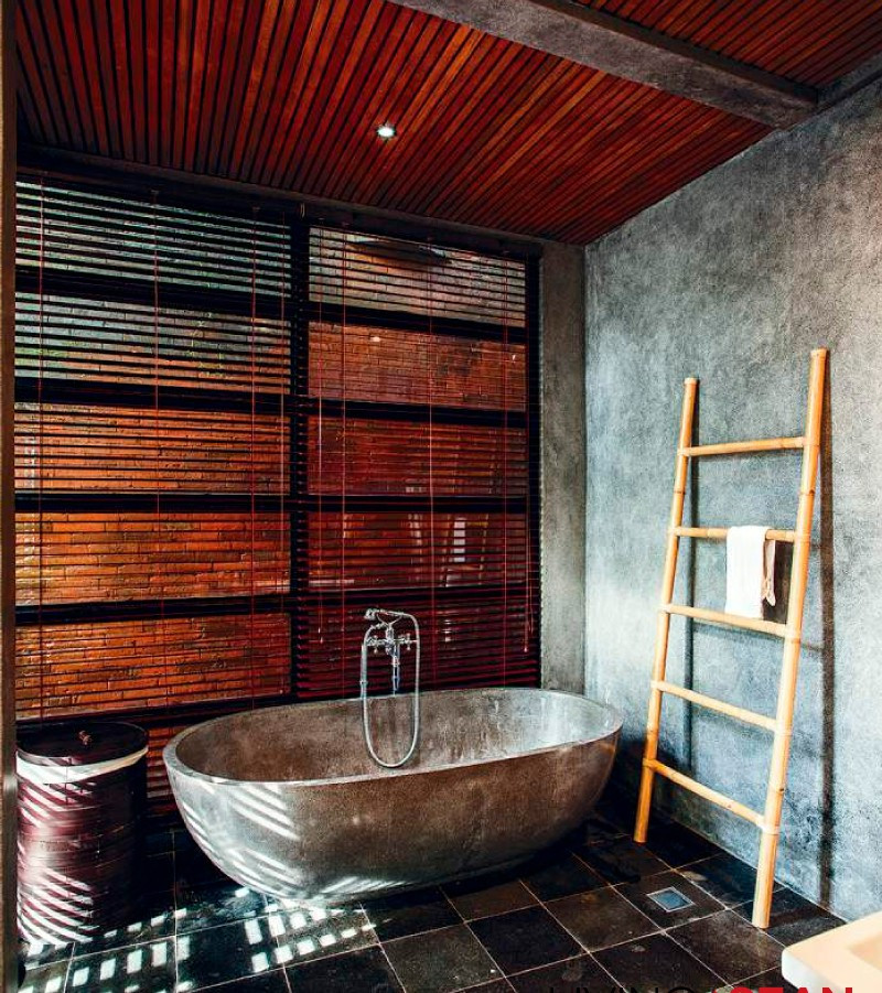 Phòng tắm mộc mạc.