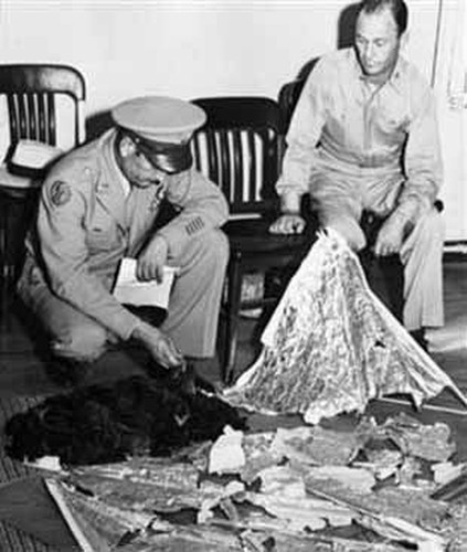 Vụ tai nạn bí ẩn này càng thu hút sự quan tâm của công chúng hơn khi Richard French, phi công từng phục vụ quân đội Mỹ và về hưu với quân hàm trung tá, tiết lộ với báo giới rằng có tới 2 vật thể rơi xuống Roswell năm 1947. Vụ tai nạn bí ẩn này càng thu hút sự quan tâm của công chúng hơn khi Richard French, phi công từng phục vụ quân đội Mỹ và về hưu với quân hàm trung tá, tiết lộ với báo giới rằng có tới 2 vật thể rơi xuống Roswell năm 1947.