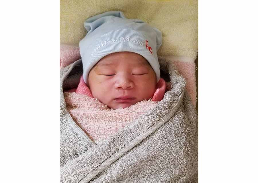 Bé trai sơ sinh đang được chăm sóc tại Trạm Y tế phường Đống Đa. Ảnh: Văn Ngọc