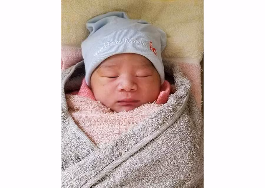 Bé trai sơ sinh đang được chăm sóc tại Trạm Y tế phường Đống Đa. Ảnh: Văn Ngọc