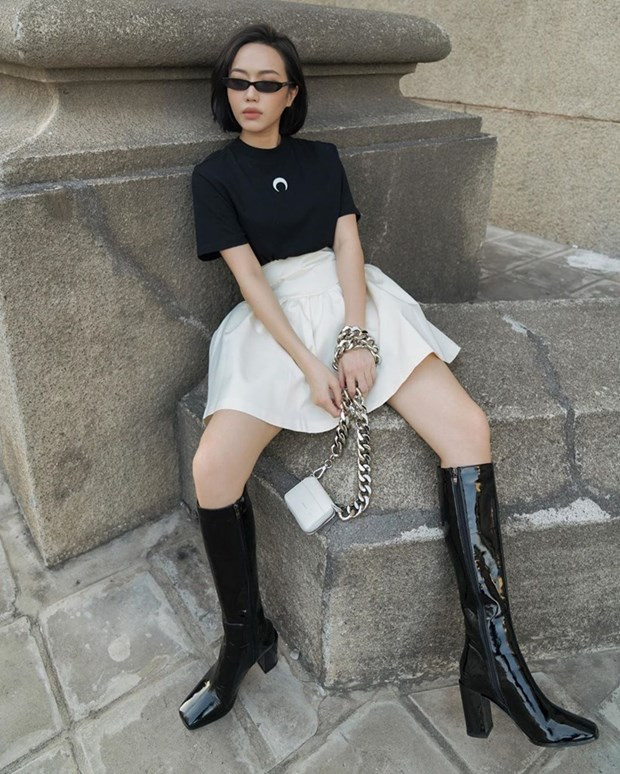 Thoát mác ''bánh bèo,'' Diệu Nhi F5 ngoại hình với phong cách tối giản. Cặp đôi áo thun, chân váy đơn giản được kết hợp hoàn hảo cùng boots da bóng. Combo đen trắng không chỉ giúp cô nàng ''ăn gian'' chiều cao mà còn trở nên sành điệu hơn.