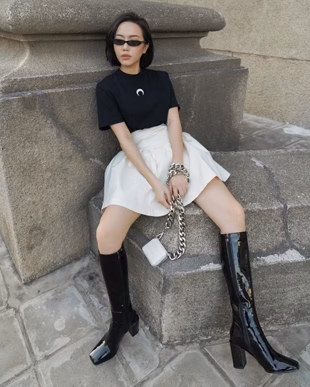 Thoát mác ''bánh bèo,'' Diệu Nhi F5 ngoại hình với phong cách tối giản. Cặp đôi áo thun, chân váy đơn giản được kết hợp hoàn hảo cùng boots da bóng. Combo đen trắng không chỉ giúp cô nàng ''ăn gian'' chiều cao mà còn trở nên sành điệu hơn.