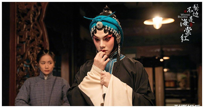 Ngoài ra, nhan sắc của Doãn Chính trong Bên tóc mai không phải hải đường hồng khi giả gái cũng được bàn luận sôi nổi. Nhiều khán giả khen ngợi anh xinh đẹp và quá cuốn hút. Dù vậy, vẫn có không ít ý kiến chê bai nam diễn viên mập mạp. ẢNH: WEIBO NV