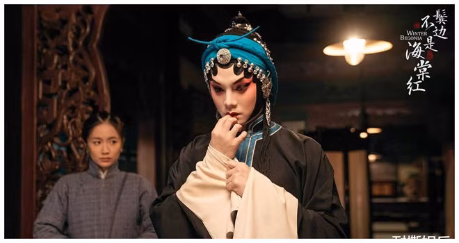 Ngoài ra, nhan sắc của Doãn Chính trong Bên tóc mai không phải hải đường hồng khi giả gái cũng được bàn luận sôi nổi. Nhiều khán giả khen ngợi anh xinh đẹp và quá cuốn hút. Dù vậy, vẫn có không ít ý kiến chê bai nam diễn viên mập mạp. ẢNH: WEIBO NV