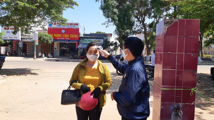 Đo thân nhiệt người vào tòa, khác với sáng nay