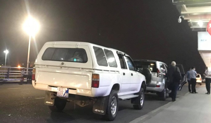  Xe ô tô biển số xanh chở khách thuộc diện cách ly ra sân bay Đà Nẵng làm thủ tục bay đi Hà Nội tối 11-3