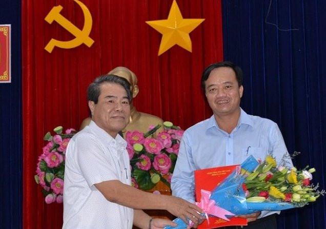 Bí thư Tỉnh ủy Cà Mau Dương Thanh Bình trao quyết định và chúc mừng đồng chí Huỳnh Quốc Việt