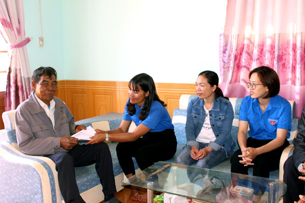 Thành Đoàn Pleiku thăm-tặng quà gia đình ông Puih Guang (làng Nhao 2, xã Ia Kênh) là thân nhân liệt sĩ. Ảnh: T.B