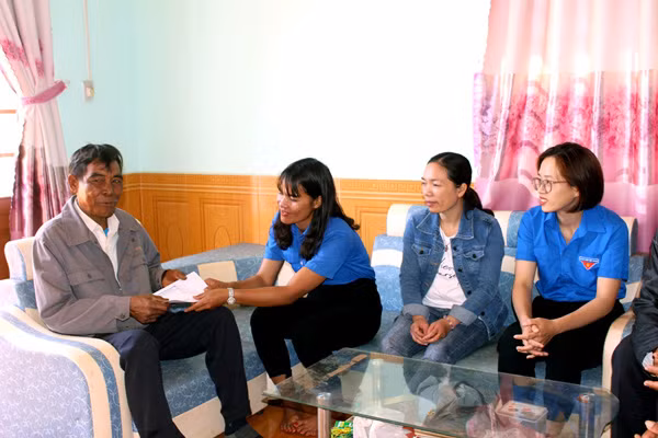 Thành Đoàn Pleiku thăm-tặng quà gia đình ông Puih Guang (làng Nhao 2, xã Ia Kênh) là thân nhân liệt sĩ. Ảnh: T.B