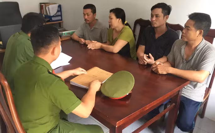 Nhóm đối tượng tại cơ quan công an