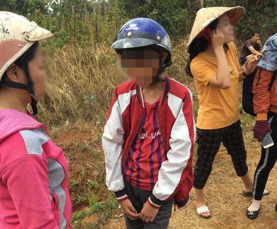 Nam sinh lớp 8 bị người dân giữ lại