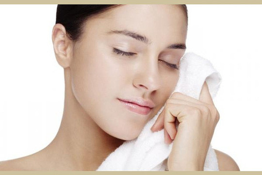 Để xông hơi da mặt, bạn chỉ cần chuẩn bị một chai nước muối sinh lý và một chiếc khăn to sạch. Ảnh: poemy.