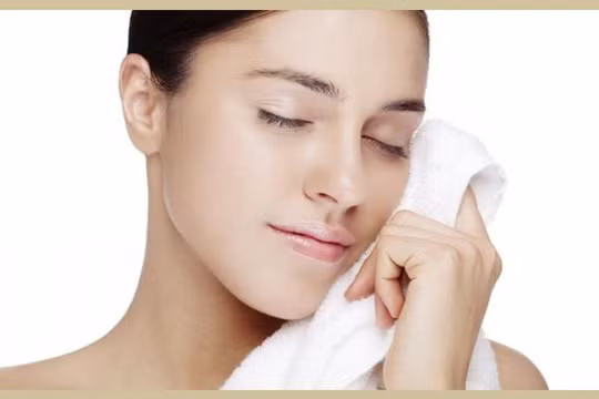 Để xông hơi da mặt, bạn chỉ cần chuẩn bị một chai nước muối sinh lý và một chiếc khăn to sạch. Ảnh: poemy.