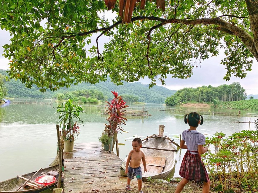 Cách không xa Thủ đô nhưng trên đảo vẫn chưa có điện lưới, không internet, sóng điện thoại cũng chập chờn. Người dân dùng điện từ những chiếc bình ắc quy lớn. (Ảnh: Xuân Mai/Vietnam+) Cách không xa Thủ đô nhưng trên đảo vẫn chưa có điện lưới, không internet, sóng điện thoại cũng chập chờn. Người dân dùng điện từ những chiếc bình ắc quy lớn. (Ảnh: Xuân Mai/Vietnam+)