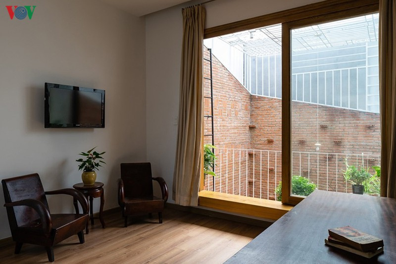 Phòng ngủ có ban công hướng về sân sau luôn đủ ánh sáng tự nhiên và thoáng.