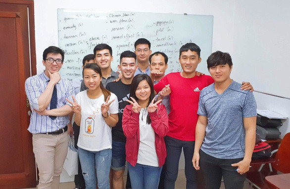 Thầy Hoàng Huy (bìa trái) từng ngày mong có lại buổi dạy vui vẻ như thế này - Ảnh: NVCC