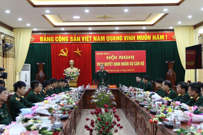  Trung tướng Dương Đình Thông phát biểu giao nhiệm vụ cho các cán bộ được điều động, bổ nhiệm.