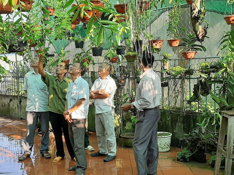 Mô hình trồng hoa lan của bác Đỗ Văn Sâm thu hút được nhiều hội viên, nông dân và đông đảo người chơi lan rừng trong vùng đến thăm quan và học hỏi, trao đổi kinh nghiệm trồng lan rừng... Mô hình trồng hoa lan của bác Đỗ Văn Sâm thu hút được nhiều hội viên, nông dân và đông đảo người chơi lan rừng trong vùng đến thăm quan và học hỏi, trao đổi kinh nghiệm trồng lan rừng...