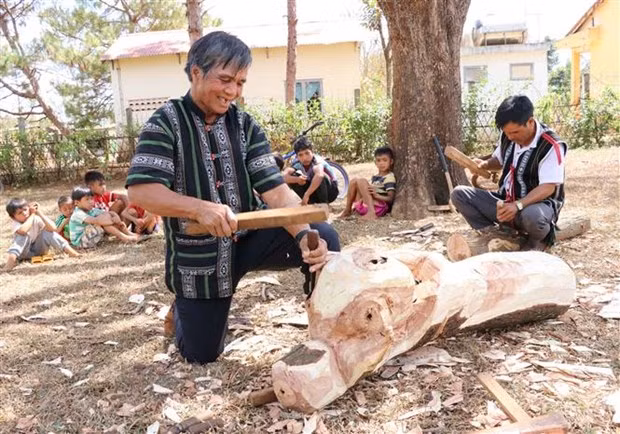 Nghệ nhân ưu tú Ksor Krôh (xã Ia Ka, huyện Chư Păh) dạy nghề cho thế hệ trẻ để giữ gìn văn hóa dân tộc. (Ảnh: Hồng Điệp/TTXVN)