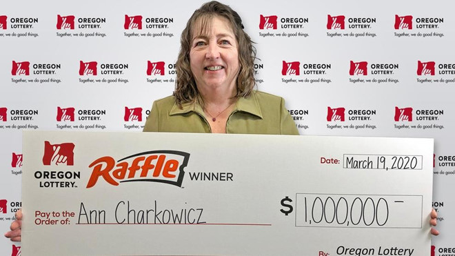  Bà Charkowicz nhận thưởng giải độc đắc 1 triệu USD - Ảnh: Hãng xổ số Oregon Lottery