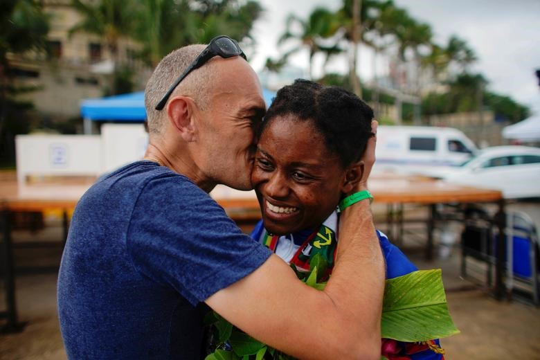 Vận động viên đua xe đạp của Haiti, cô Ousline Georges, 22 tuổi, được huấn luyện viên chúc mừng sau khi nhận huy chương đồng cho vòng đua cá nhân dưới 23 tuổi tại Giải vô địch đua xe đạp Caribe ở Havana, Cuba, ngày 2.11.2019. Ảnh: Reuters Vận động viên đua xe đạp của Haiti, cô Ousline Georges, 22 tuổi, được huấn luyện viên chúc mừng sau khi nhận huy chương đồng cho vòng đua cá nhân dưới 23 tuổi tại Giải vô địch đua xe đạp Caribe ở Havana, Cuba, ngày 2.11.2019. Ảnh: Reuters