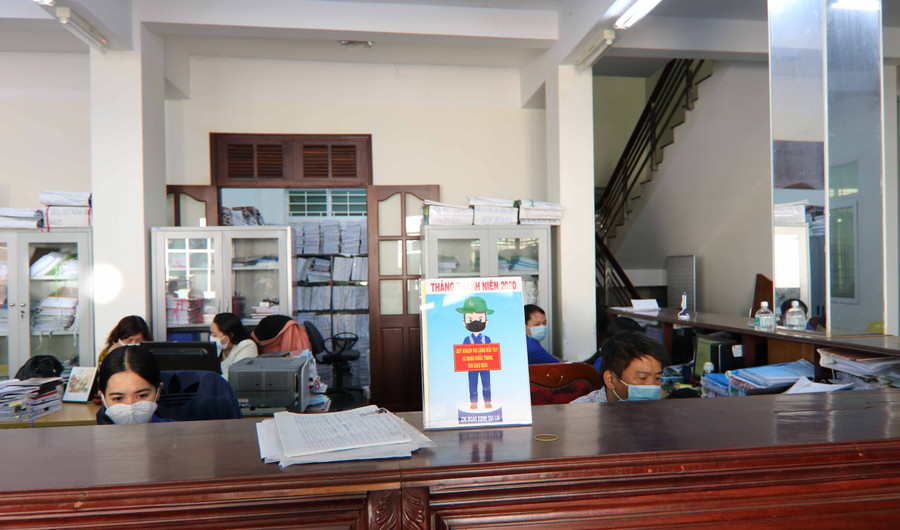 Tất cả cán bộ, công chức, viên chức làm việc tại Kho bạc nhà nước đều phải đeo khẩu trang . Ảnh: Hà Duy