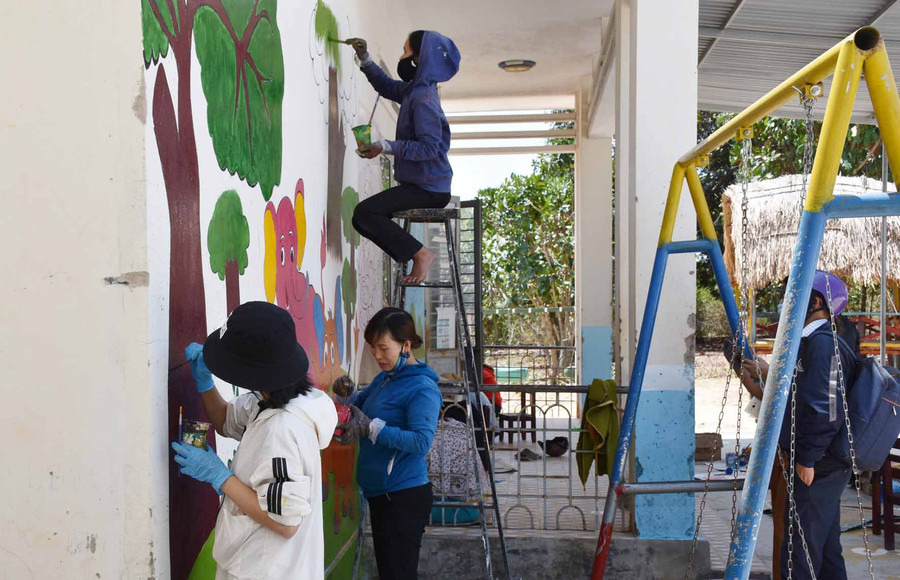 Sự nhiệt huyết của tập thể giáo viên nhà trường tạo sự thân thiện cho các em. Ảnh: Hà Phương