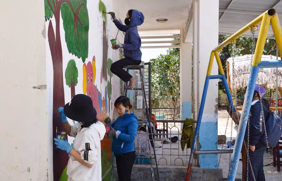 Sự nhiệt huyết của tập thể giáo viên nhà trường tạo sự thân thiện cho các em. Ảnh: Hà Phương