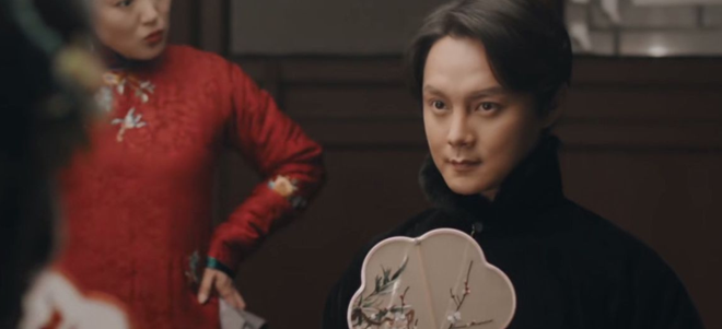 Vai diễn Thương Tế Nhị trong Bên tóc mai không phải hải đường hồng được xem là một vụ cá cược lớn của Doãn Chính. Sự thành bại của tác phẩm này có thể quyết định hướng đi sự nghiệp của anh trong tương lai. ẢNH: CẮT TỪ PHIM