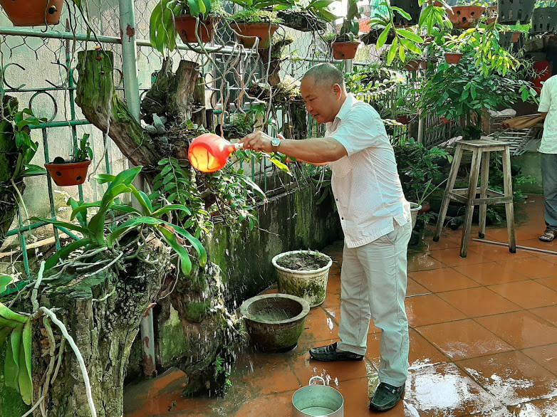 Không chỉ trồng lan rừng và bán lan rừng theo cách truyền thống, bác Sâm còn đăng bán, trao đổi, giao lưu kinh nghiệm trồng lan trên mạng internet; mạng xã hội như Facebook, Zalo.  Không chỉ trồng lan rừng và bán lan rừng theo cách truyền thống, bác Sâm còn đăng bán, trao đổi, giao lưu kinh nghiệm trồng lan trên mạng internet; mạng xã hội như Facebook, Zalo.