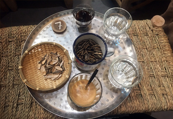 Một góc quán Vỉa Hè Cà Phê ở Paris - Ảnh: VIỆT LINH