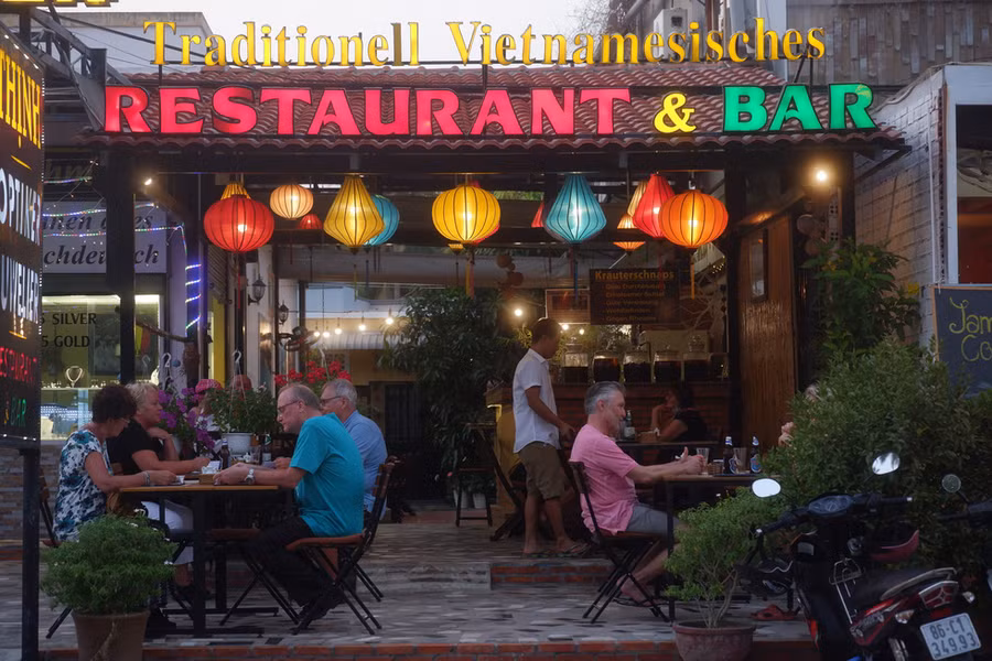 Tuy nhiên, vẫn rất nhiều quán buôn bán được trong mùa dịch do lượng khách Nga du lịch ở Mũi Né vẫn khá nhiều. Một chủ resort ở phường Hàm Tiến cho hay ngay trong ngay trong ngày 15-3 vẫn nhận được nhiều yêu cầu đặt phòng của du khách Nga. Tuy nhiên hầu hết các resort, khách sạn lớn ở Mũi Né chỉ nhận những khách Nga đặt qua các tour có uy tín, khách được kiểm tra y tế chặt chẽ trước khi tới Mũi Né. Còn khách Nga đi tự túc hoặc khách từ các nước khác thì nhiều resort, khách sạn từ chối để phòng dịch bệnh - Ảnh: SƠN LÂM