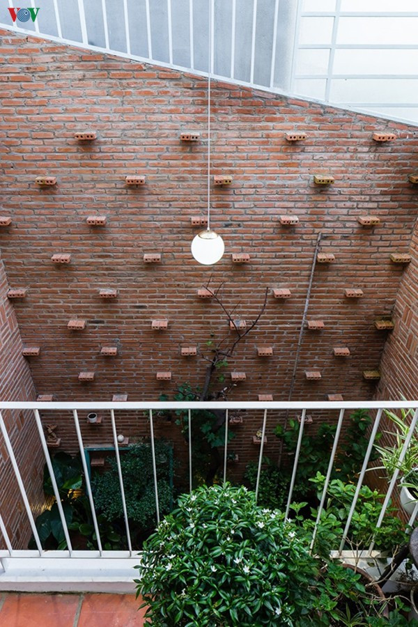 Từ ban công có thể nhìn ngắm khu vườn. Những viên gạch được xây nhô ra tạo sự sinh động tránh nhàm chán của bức tường.