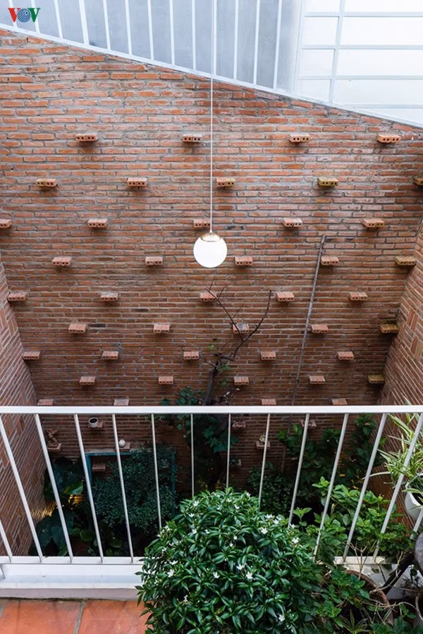 Từ ban công có thể nhìn ngắm khu vườn. Những viên gạch được xây nhô ra tạo sự sinh động tránh nhàm chán của bức tường.
