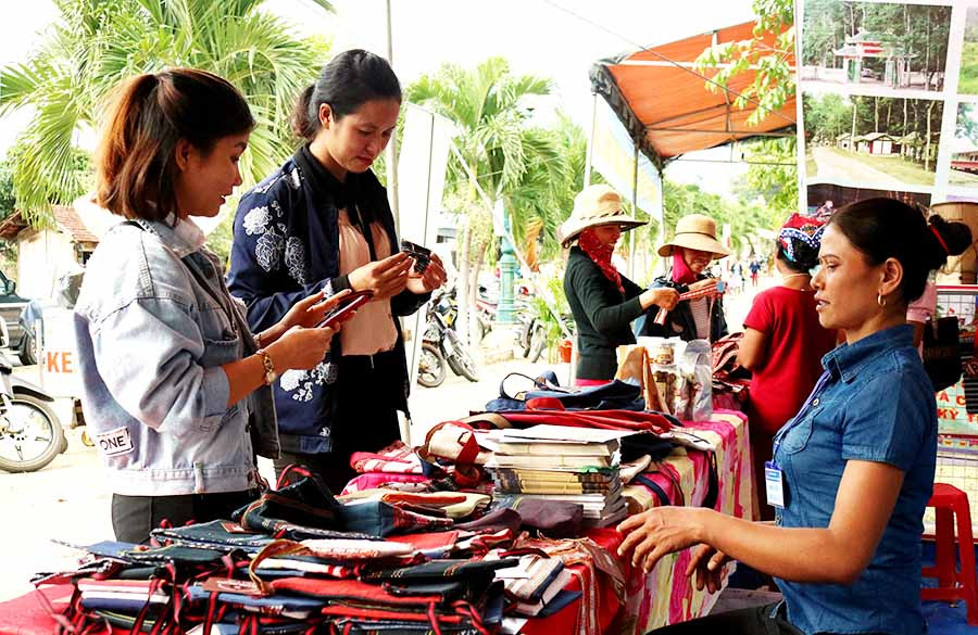 Sản phẩm dệt thổ cẩm, đồ gỗ mỹ nghệ được trưng bày tại Hội chợ nông sản, thực phẩm trong Ngày hội Du lịch năm 2019. 