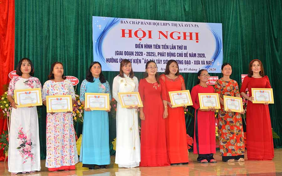  Khen thưởng cho các tập thể và cá nhân điển hình tiên tiến trong phong trào thi đua yêu nước. Ảnh: Đức Phương