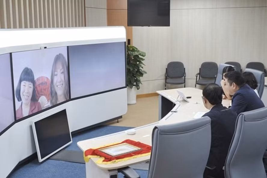 Chủ tịch FPT đã có buổi đối thoại và trao bằng khen cho Nguyễn Vũ Khánh Linh - nữ sinh có thành tích học tập xuất sắc.