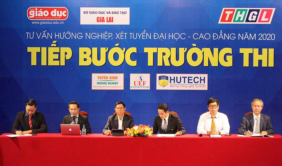  Các khách mời tham gia buổi tư vấn. Ảnh Mộc Trà
