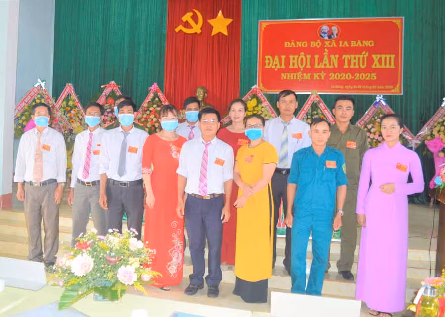 Ra mắt Ban chấp hành Đảng bộ khóa XIII nhiệm kỳ 2020-2025. Ảnh: Đinh Yến