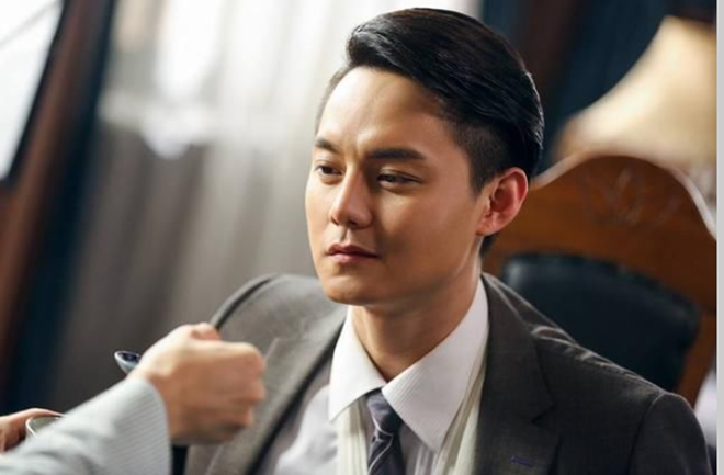 Doãn Chính được đánh giá là một nghệ sĩ Trung Quốc tài năng nhưng chưa gặp thời. Anh có khả năng diễn xuất, ca hát, vũ đạo, lồng tiếng và ngoại hình đều tốt, song ít khi nào được đóng vai chính và cũng không bật lên được giữa showbiz Hoa ngữ đất chật người đông. ẢNH: CHỤP MÀN HÌNH SINA