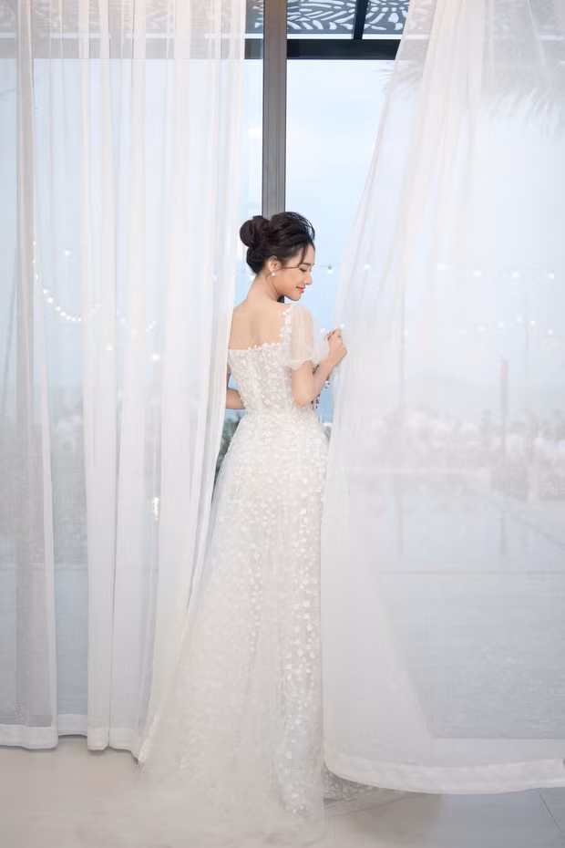 Chính vì thế, những hình ảnh tại lễ đính hôn từ tháng 8/2018 đến nay mới được tung ra đã gây nhiều bất ngờ lớn cho công chúng. 