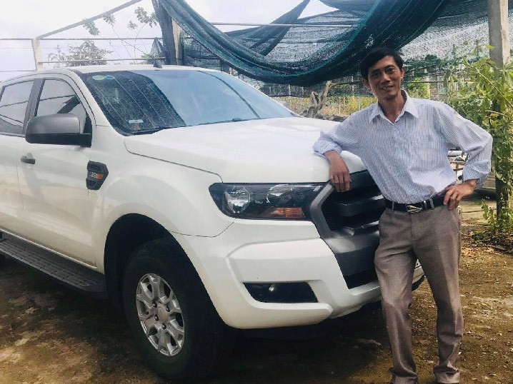 Nhờ trồng lan Mokara mà ông Giao xây dựng được nhà cửa khang trang, sắm được ô tô. Nhờ trồng lan Mokara mà ông Giao xây dựng được nhà cửa khang trang, sắm được ô tô.