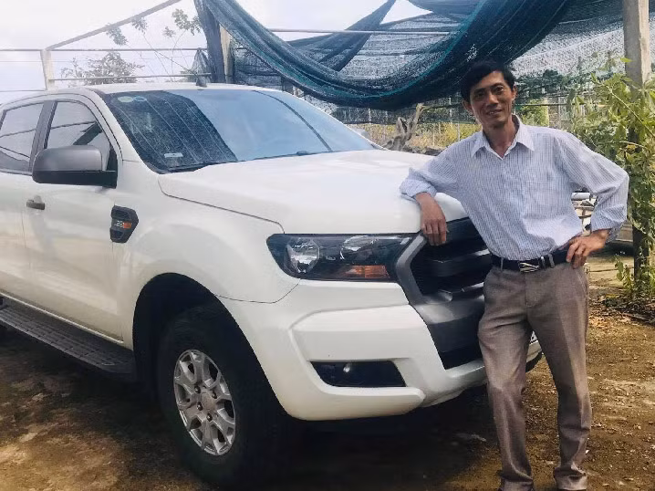 Nhờ trồng lan Mokara mà ông Giao xây dựng được nhà cửa khang trang, sắm được ô tô.