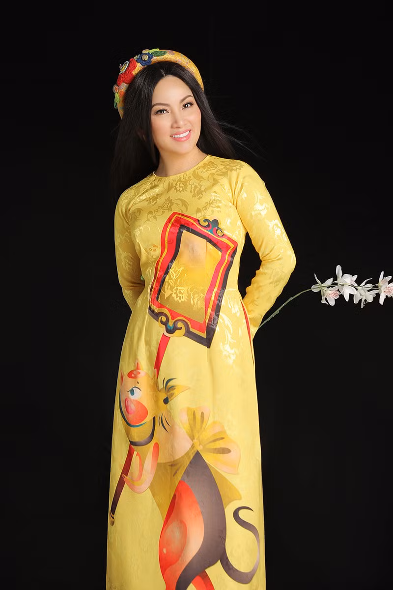 Thêm vào đó, Hà Phương còn khiến bản thân trở nên nổi bật hơn khi khéo léo kết hợp trang phục với mấn đội đầu ton sur ton.