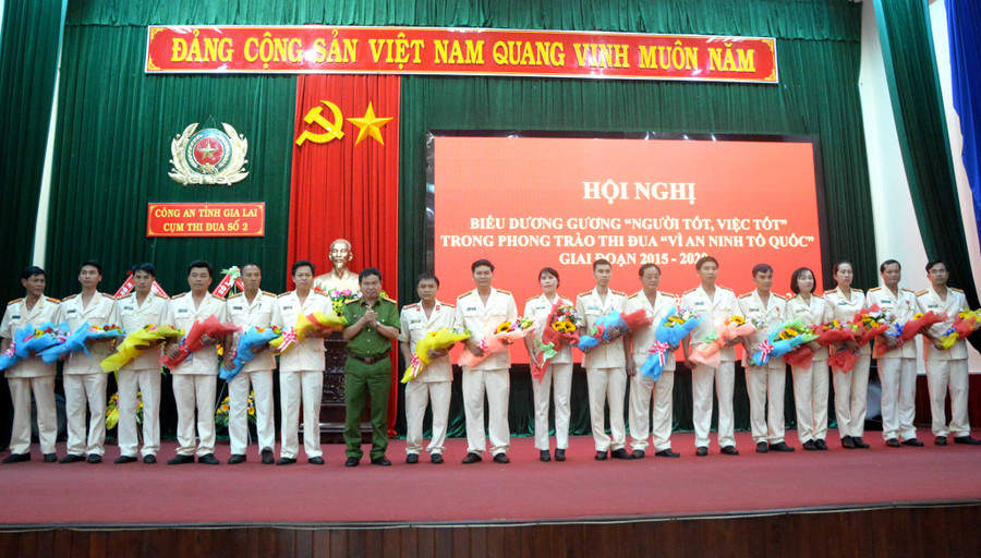 Đại tá Phan Thanh Tám-Phó Giám đốc Công an tỉnh tặng hoa, tôn vinh các điển hình tiên tiến trong phong trào thi đua “Vì an ninh Tổ quốc”. Ảnh: Hữu Trường