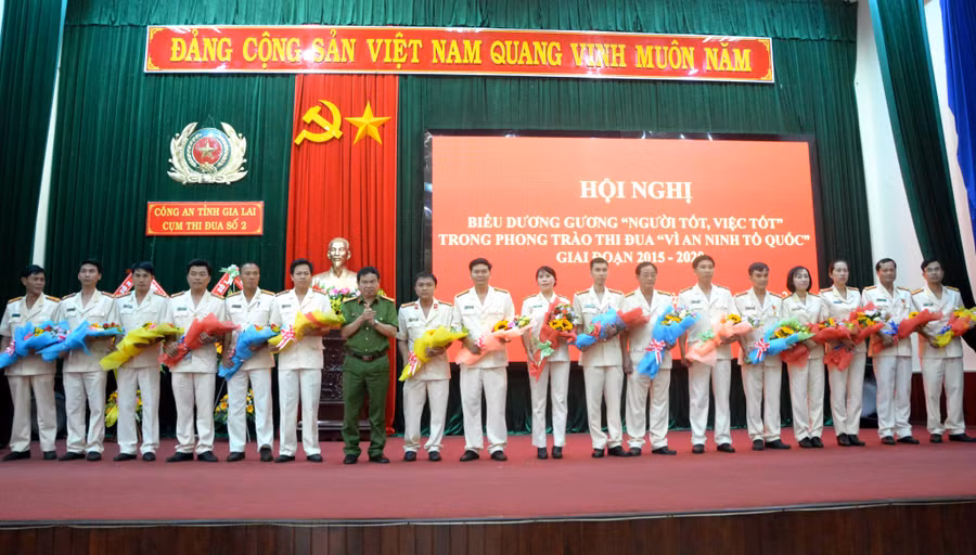 Đại tá Phan Thanh Tám-Phó Giám đốc Công an tỉnh tặng hoa, tôn vinh các điển hình tiên tiến trong phong trào thi đua “Vì an ninh Tổ quốc”. Ảnh: Hữu Trường