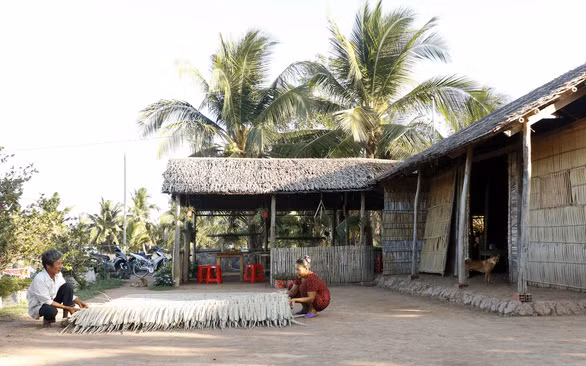 Nhiều gia đình ở Hòa Minh vẫn giữ nếp sống làng quê xưa - Ảnh: C.CÔNG