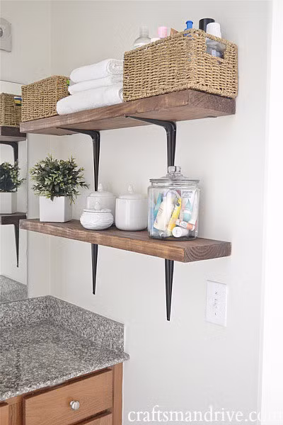 Tận dụng không gian bên trên bệ rửa làm nơi lưu trữ đồ với những kệ xếp chồng lên nhau.