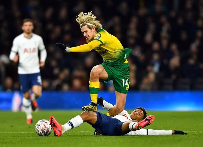 Gedson Fernandes tranh chấp bóng cùng Todd Cantwell (14)